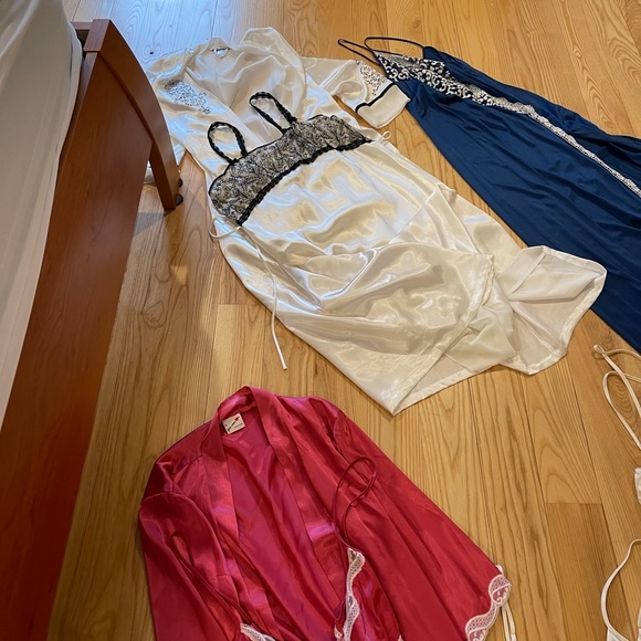 9 pieces of lingerie. They are all in a create shape. - Picture 5 of 6